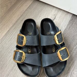 💙Birkenstock big buckle navy and gold Arizona sandals